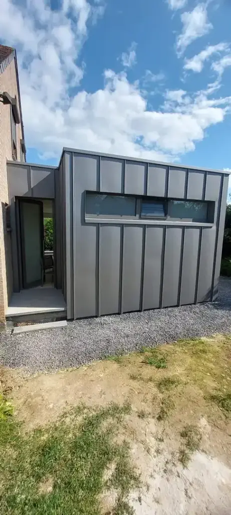 Annexe à bardage de zinc gris, vue de face